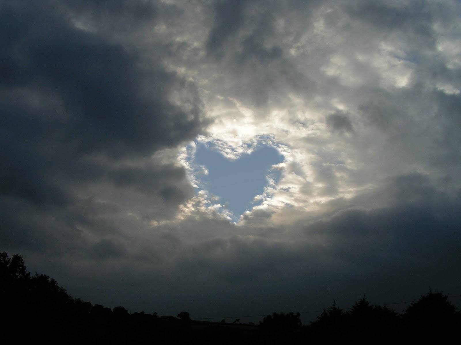 Потерянный в облаке 99. Облако в виде сердца. Сердце в небе. Облако в виде сердечка. Тучи в виде сердца.