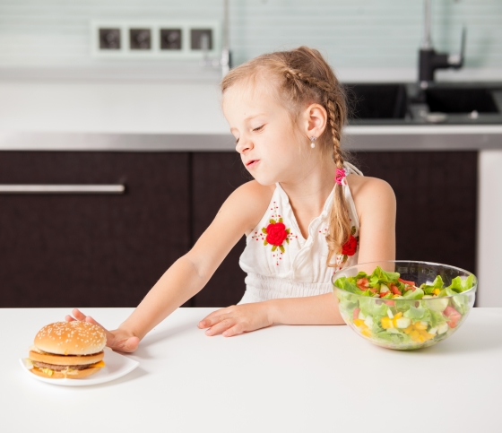 help your children make healthy life decisions - young girl passing on a hamburger and choosing a salad instead