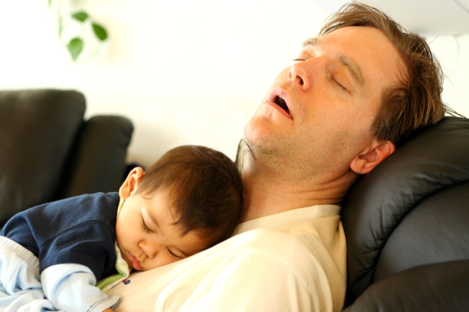 baby establish positive sleep habits - dad and bably sleeping