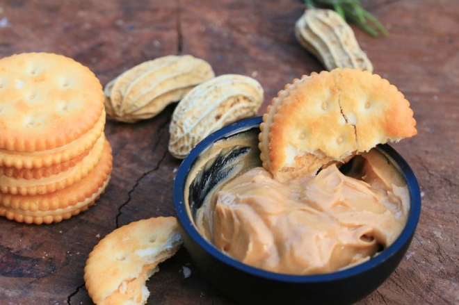 healthy after school snacks - peanut butter and crackers
