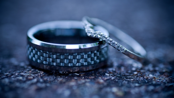 reasons to choose a titanium wedding band - picture of man's and woman's wedding band