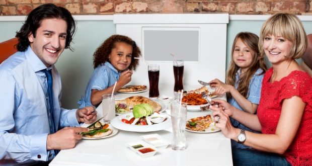End-of-summer family bonding activities -blending family bonding over dinner at a restaurant
