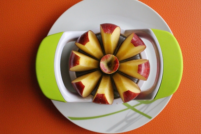 healthy after school snacks - sliced apples