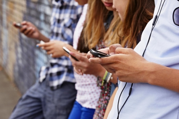 teens and sexting ~ what should parents do - teens on cell phones