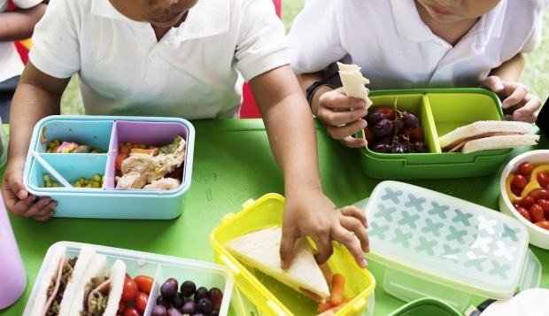 tips for packing school lunches -kids eating lunch at elementary school