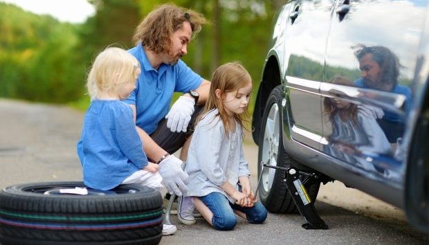 Do’s & Don’ts Of Changing A Tire -daughters helping stepdad change a car tyre