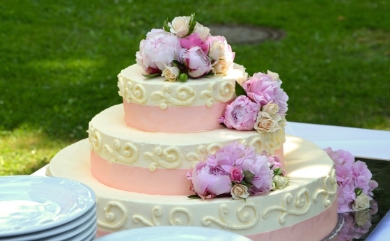 making the most of your wedding decorations - wedding cake decorated with roses