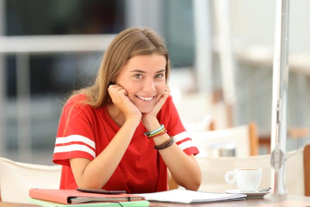 how to help your senior nail that scholarship-a smiling girl with hands on her chin