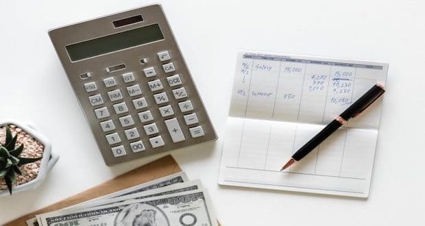 financial management tips for large families- a pen,calculator and writing pad
