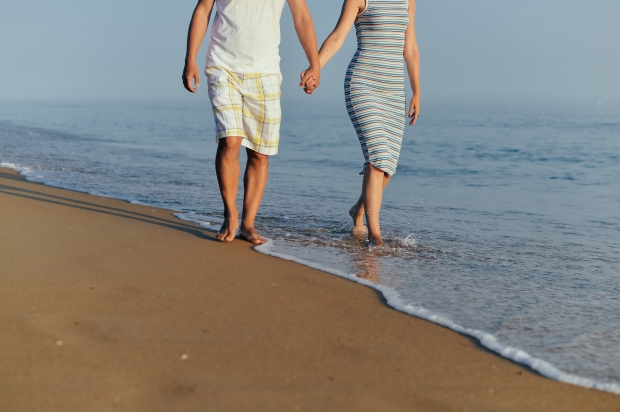 signs you're ready to date as a single parent -dating couple holding hands walking along the beach