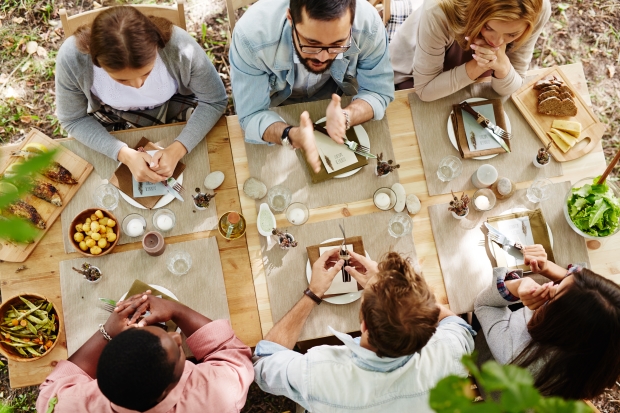 deal with difficult personalities during the holidays-Thanksgiving dinner gathering