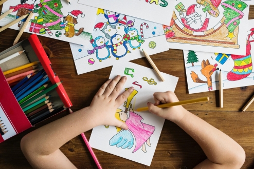 things working parents should do with their kids-child drawing with crayons