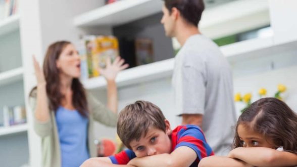help your children accept your divorce-parents arguing