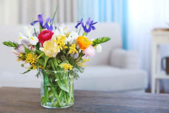 flower arrangement tips- flowers in a living room