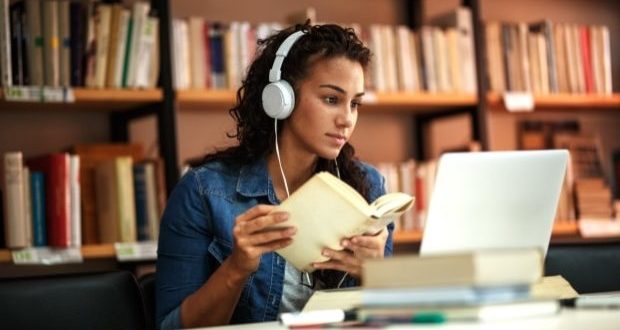 benefits of studying online-a lady learning online
