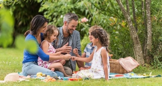 fun Saturday activities for every family-a family picnic
