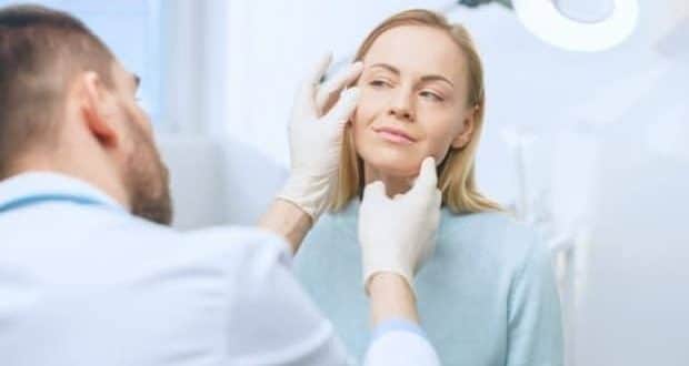 ways the best cosmetic clinic can remove scars-a doctor examining a patient