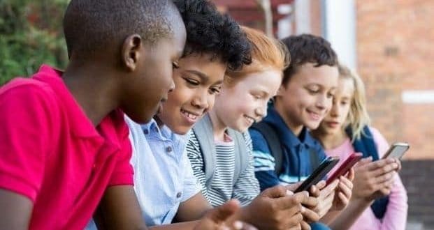 The battle against your child's technology habits- a group of friends using mobile phones