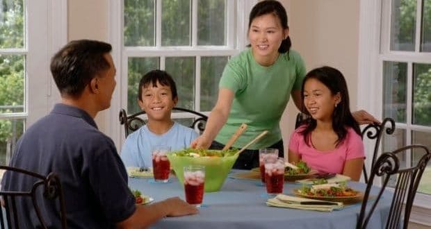 Tips tp help your kids eat healthy meals-a family having lunch