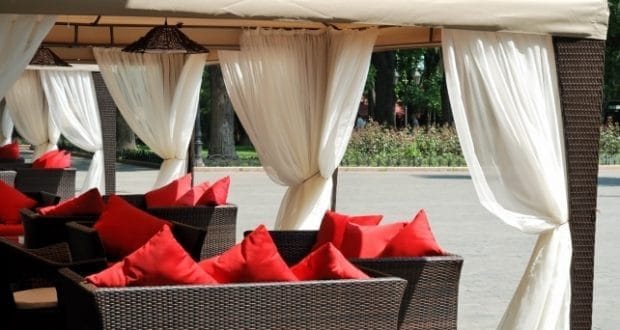 Tips for hanging outdoor curtains-an outdoor sitting arrangement