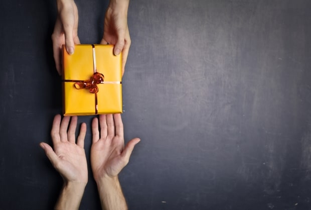 tips when buying a gift for that special someone -Receiving a gift