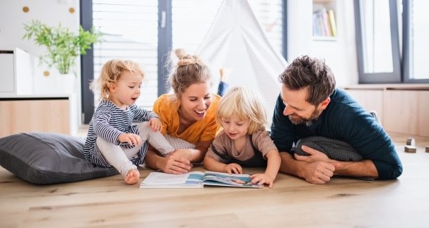 How to meet a family-oriented man-A family reading a book