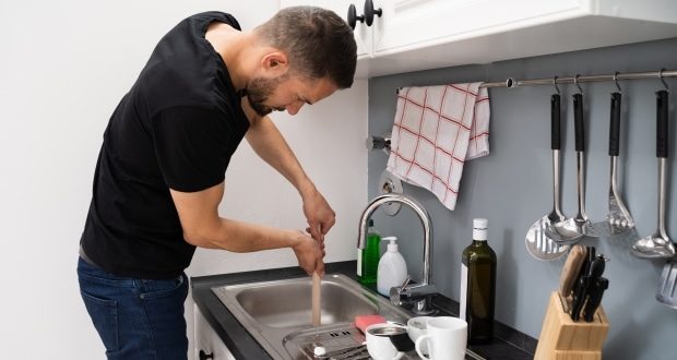 Things to know about blocked drainage-man unclogging a sink