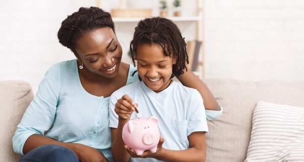 Financial tips for single parents-mom and daughter saving