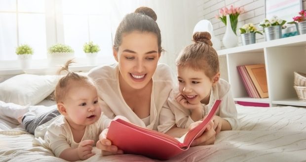 Ways to motivate reluctant readers-A mom reading to her kids