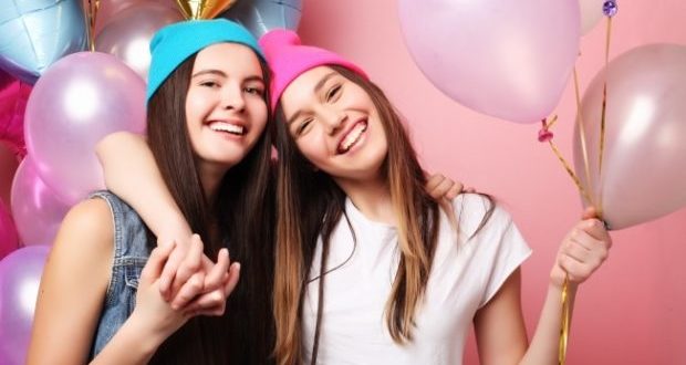 How to throw a memorable graduation party for teens-teens holding balloons