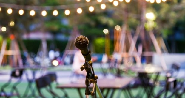 How to find the right singer for your event-event setting with a mic