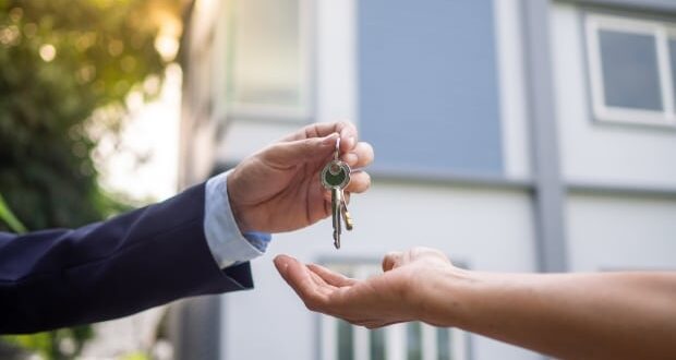 How to choose the best financing for your home- House keys being handed to a buyer