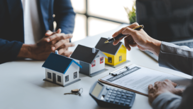 Why You Should Use Experienced Mortgage Brokers - mortgage broker and a client