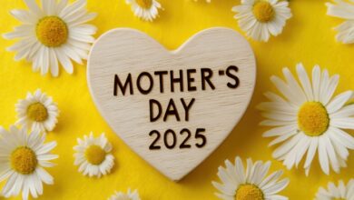 wooden heart with text "MOTHER'S DAY" and the year '2025' on a yellow background, surrounded by daisy flowers.